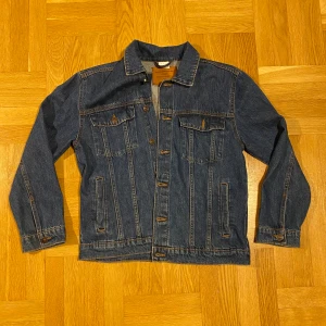 Denim jacka  - Denim jacka från zara. Size s