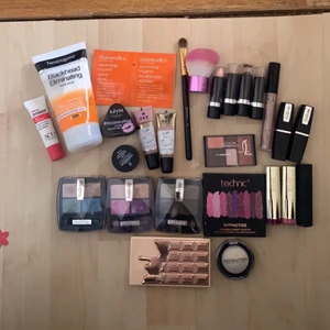 Smink  - Säljer allt för 99kr. En del är använt men vissa är oanvända. Bl.a så finns det Therese Lindgrens läppglans, highlight palett från makeup revolution osv.
