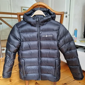 Vinterjacka dunjacka - Mkt bra skick. Använd under en vintersäsong som "finjacka". Str 160. 