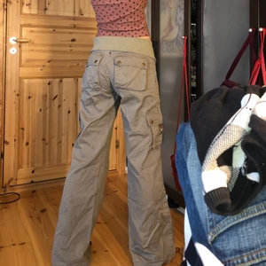 Lågmidjade cargobyxor - Lågmidjade cargobyxor i Strl S. Köpta second hand men står Authentic Style på lappen. Fint skick, jag är 167 cm. 