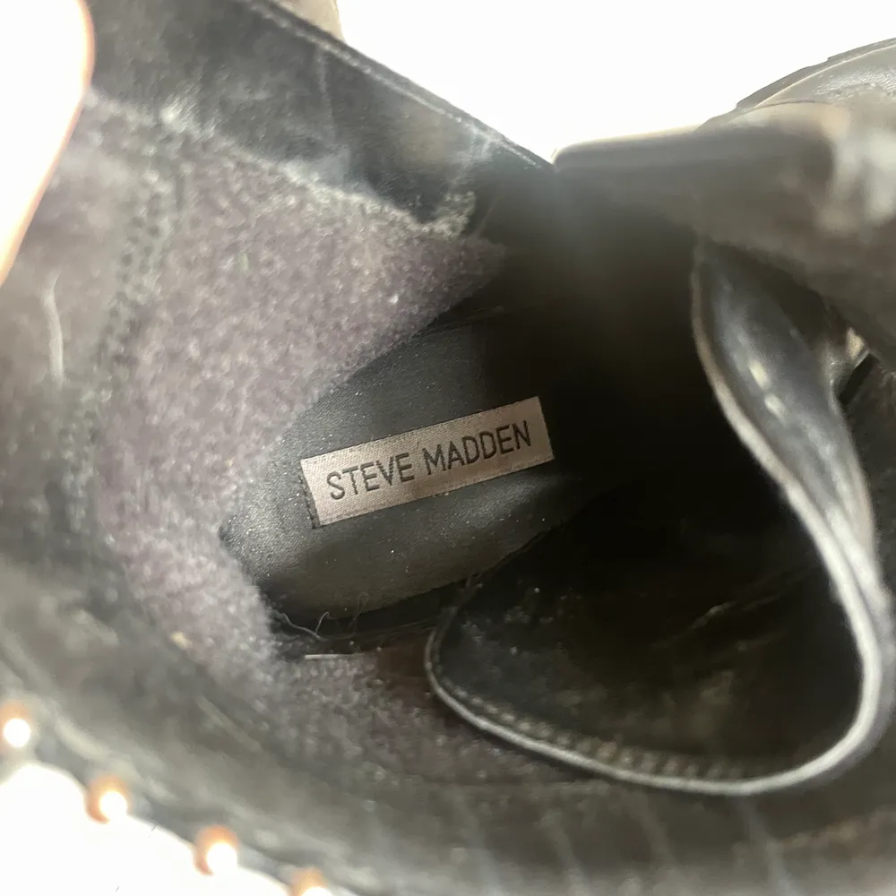 Svarta boots med detaljer från Steve Madden. Storlek 38.. Skor.