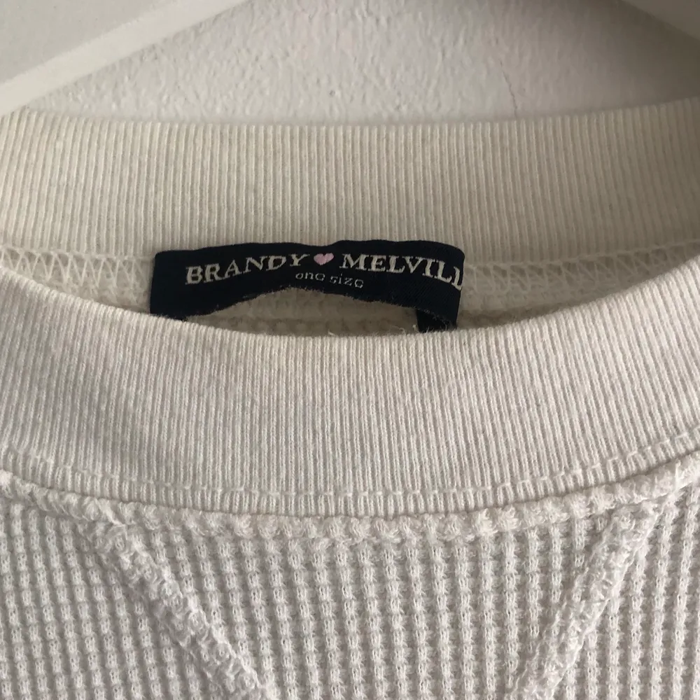 Vit långärmad tröja från Brandy melville som inte längre kommer till användning. Den är i bra skick och det står onesize men passform som M. . Tröjor & Koftor.