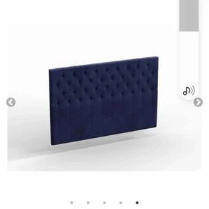 Sänggavel i blå sammet - Sänggavel i blå sammet säljs för 2500 kr. Den är 160 cm bred. Fri leverans inom Göteborg.