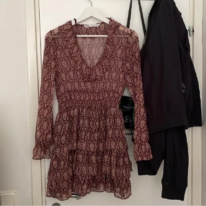 Zara volang klänning  - Säljer min slutsålda volang klännings från Zara💞