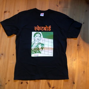 Supreme tee - Riktigt fet supreme tee released 2018 (FW18) Sparsamt använd :) Skickar spårbart! Vid frågor eller funderingar är det bara att skriva!