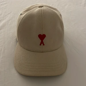 AMI Paris keps - Bra skick. Köpt för 1000kr. Väldigt hållbart material. 