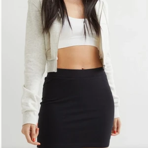 Mini kjol h&m - Den efterfrågade slutsålda minikjolen från h&m i storlek M! Sitter tight och fint men tyvär används den aldrig