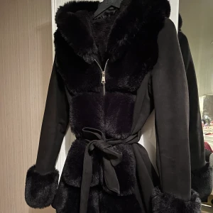 Pälsjacka - Säljer min varma pälsjacka i storlek S/M men är liten i storleken, passar då XS/S. Köpte för 1700kr. Jätte fint skick. Kontakta för mer info. 