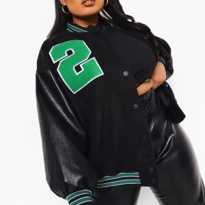 Varsity jacket - Säljer denna slutsålda varsity jackan med gröna. Nypris 500kr