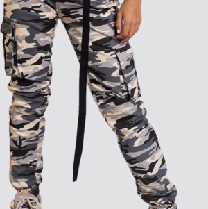 Cargo byxor Madlady - Säljer mina camouflage byxor från Madlady. Använt de 1 gång, jätte bra skick. Storlek: S. Nypris 500kr. Kontakta för mer info.