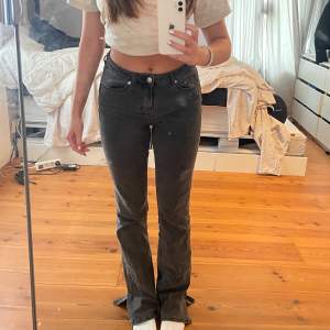 Säljer nu mina gråa jeans ifrån zalando i storlek 27 (36/smal)  Säljer för 200kr + frakt Köpt för 630kr Jag är 165 cm