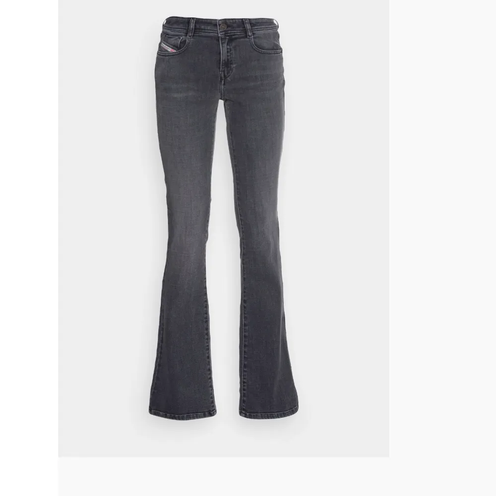 Säljer dessa snygga slutsålda bootcut jeans från diesel, använda fåtal gånger. Säljer då jag köpt likadana fast mindre☺️ . Jeans & Byxor.