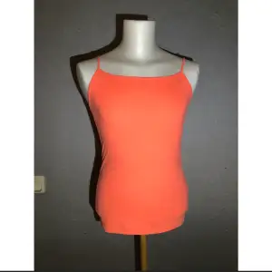 Ett linne i rosa/orange färg 