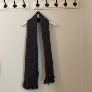 Fin & mysig Louis Vuitton scarf som är perfekt inför hösten/vinter. Vet ej om det är äkta vara!