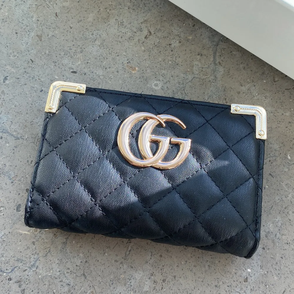 En liten Gucci väska eller en plånbok, passar bra in i båda kategorierna! Mycket fin!. Accessoarer.