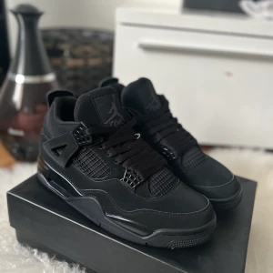 Jordan 4 black cats - helt nya. Pris kan diskuteras.