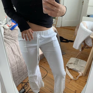 Linnebyxor i storlek M - Supersköna linnebyxor som tyvärr är lite för små för mig för att jag är ganska lång, (177), dom är även ganska små i storleken så passar mer som storlek S. 