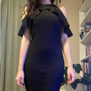 Svart mini klänning från & Other Stories - Jättesnygg mini klänning från & Other stories med öppna axlar i strl 38. Oanvänt, men saknar prislapp. Köpt för 690 sek för några år sedan   Priset är exklusive frakt