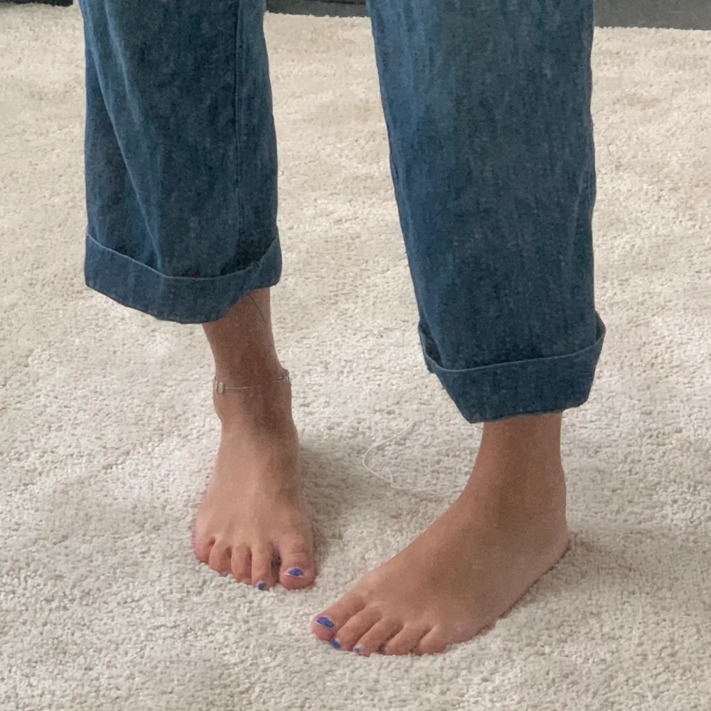 Jättefin mjuk jumpsuit i jeanstyg från HM. Finns inget att anmärka på. Lite kortare i benen och ett skärp i midjan. Använd fåtalet gånger. . Jeans & Byxor.