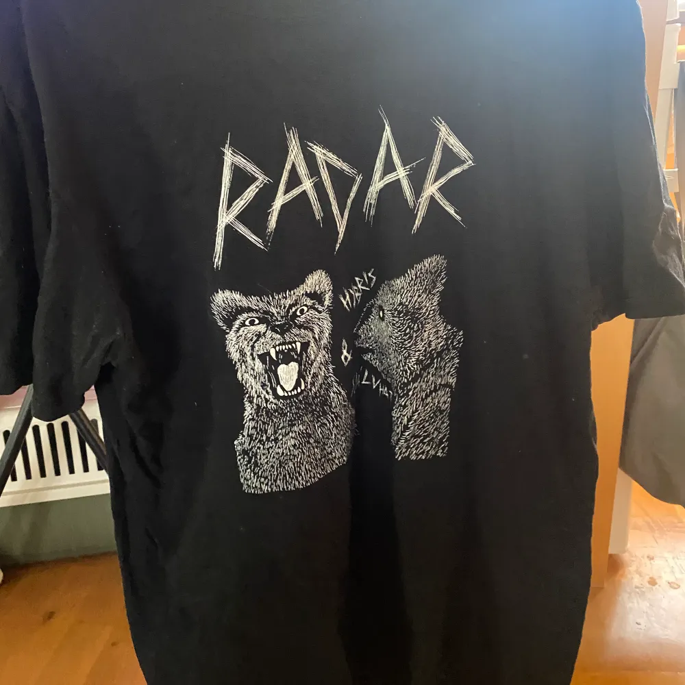 Radar-merch i grymt skick! . T-shirts.