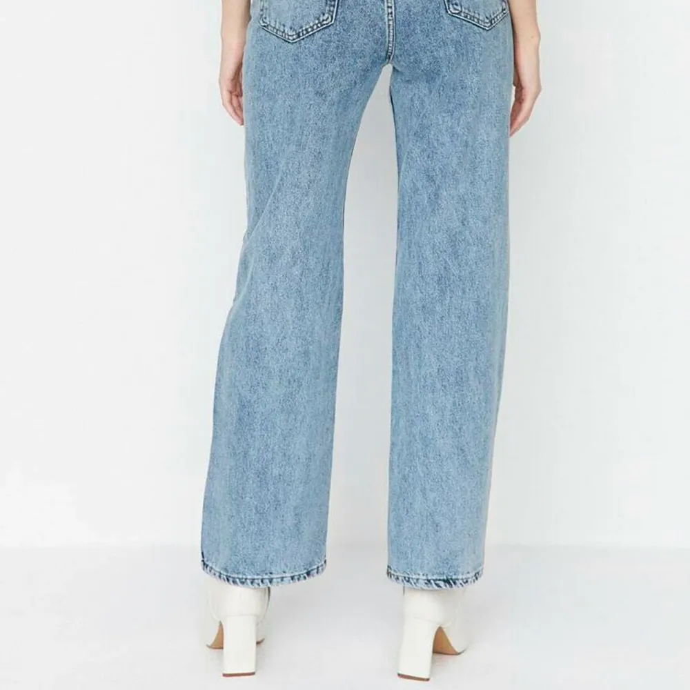 Högmidjade jeans i en ljusare tvätt, rak form och sitter perfekt på. En ögla är sönder så det är ett mindre hål i midjan. . Jeans & Byxor.