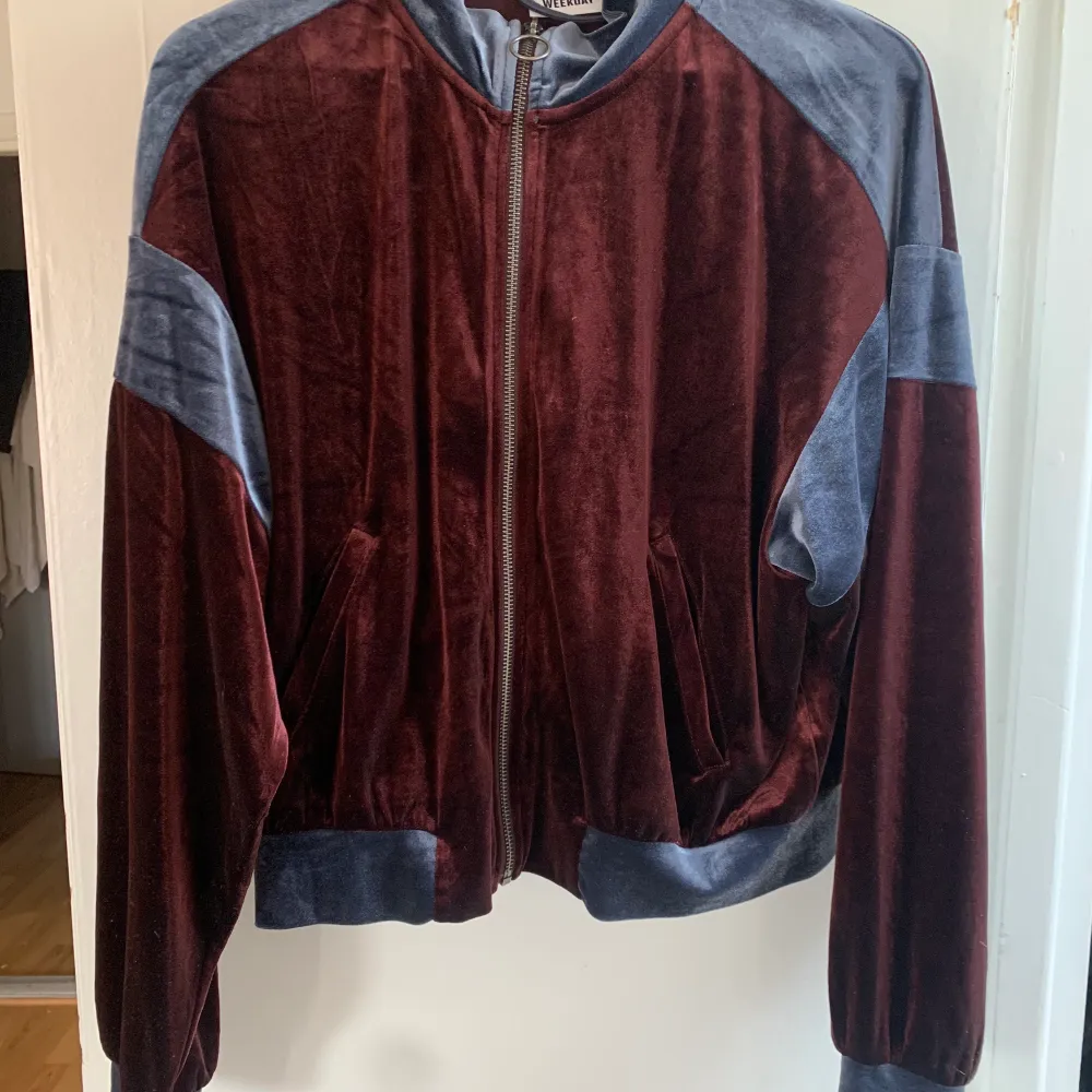 En kort velour-aktig tracksuit jacka från Weekday, tror det är en dam. Storlek Medium, fint skick . Hoodies.