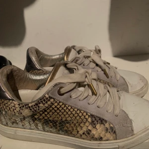 Zadig sneakers  - Säljer dessa sneakers med super snygga detaljer! Storlek 38. Hör av dig om du har frågor eller vill ha fler bilder🫶💓