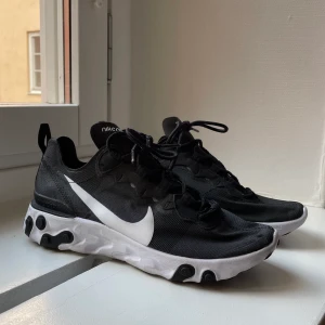 Nike träningsskor, strl 38,5 - Säljer Nike Tracy i storlek 38,5. I gott skick, knappt använda då jag upplevde att dessa var för smala i passformen. Lätta och sköna i övrigt. 