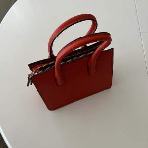En fin röd väska från H&M. Använd enbart 2 gånger. Säljer den för att den inte kommer till användning❤️ Hör av dig ifall du är intresserad❤️