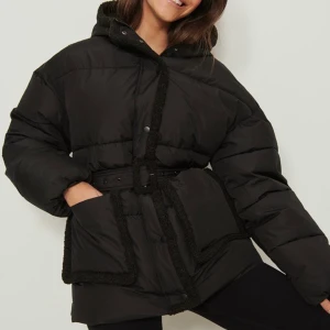 Puffer jacka NA-KD  - Kollar intresset på min nya jacka från NA-KD. Superfina detaljer i Teddy och helt slutsåld på hemsidan! Strl 32🫶🏻