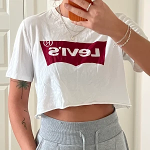 Levi’s vit t-shirts - Har klippt till kort som mag-t-shirts