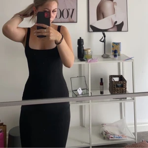 klänning zara - klänning från zara i storlek xs. sjukt snygg men kommer aldrig till användning🙃 