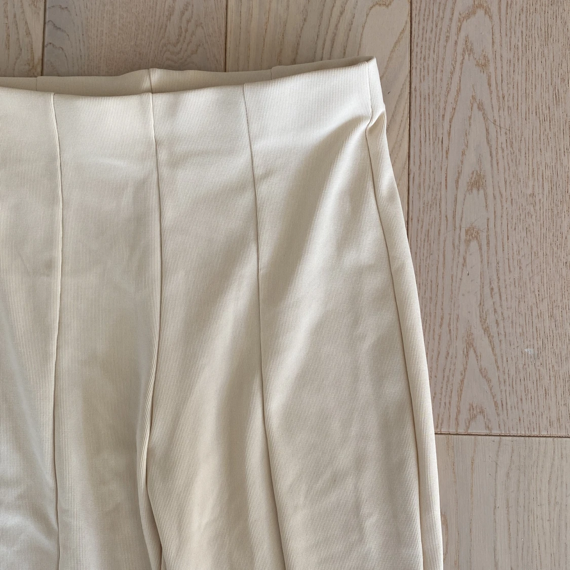 Oanvända kostymbyxor från Zara med slits - 90