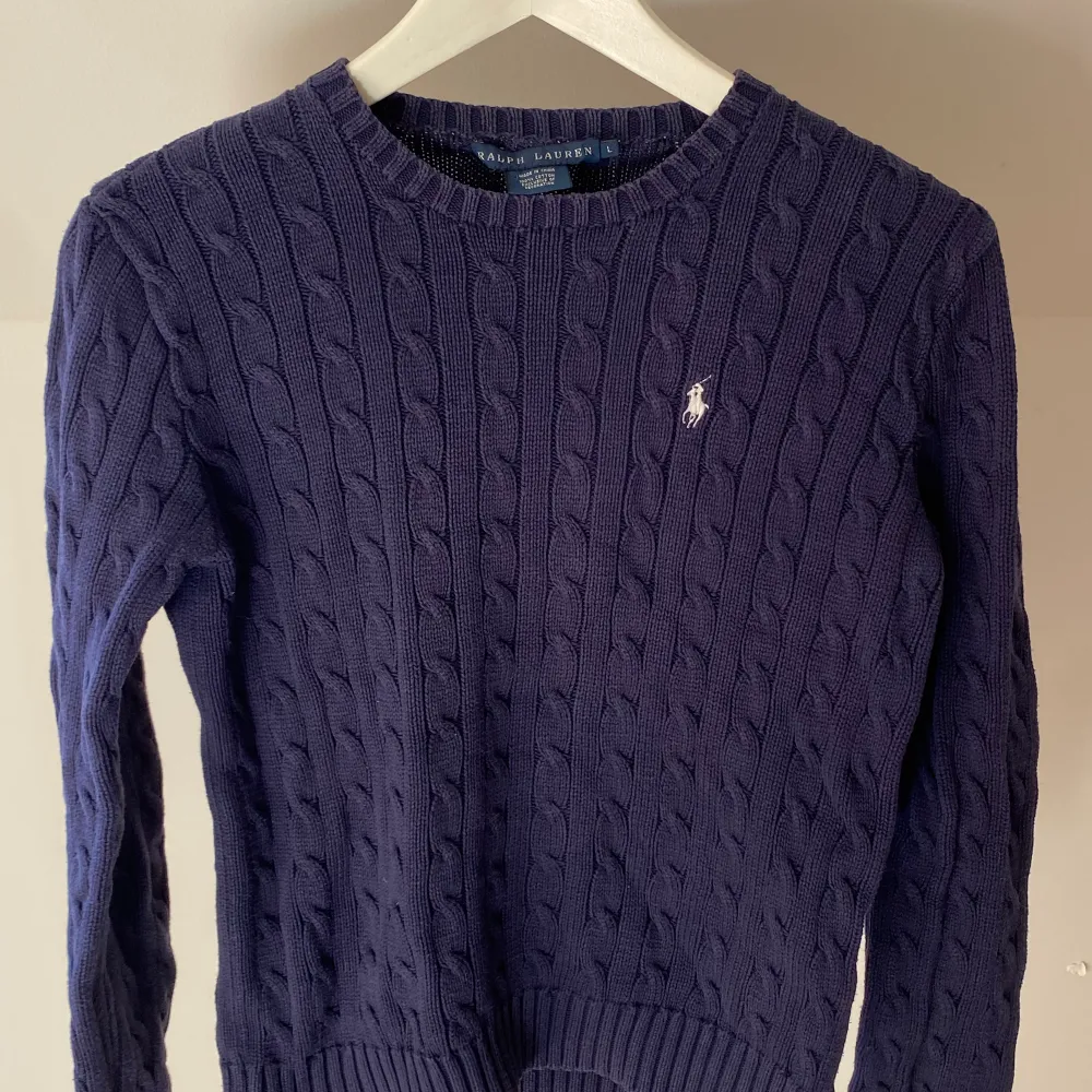 Mörkblå stickad tröja från Ralph Lauren storlek L men sitter oversize på en storlek XS/S/M. Använd sparsamt men i väldigt bra skick och god kvalitet. Nypris ca 1500 kr. Stickat.