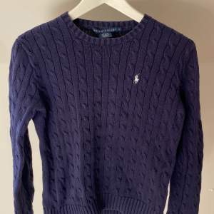 Mörkblå stickad tröja från Ralph Lauren storlek L men sitter oversize på en storlek XS/S/M. Använd sparsamt men i väldigt bra skick och god kvalitet. Nypris ca 1500 kr