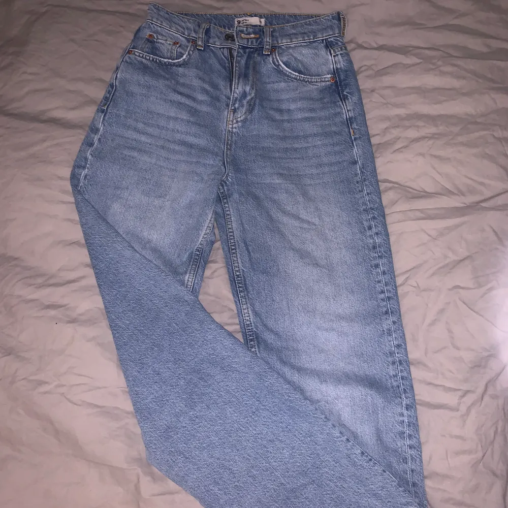 Jeans från GinaTricot som är ljus blåa. Jag säljer pågrund av att jag växt ur dem, är i storlek 32. Jeansen är i bra kvalite!💕💕. Jeans & Byxor.