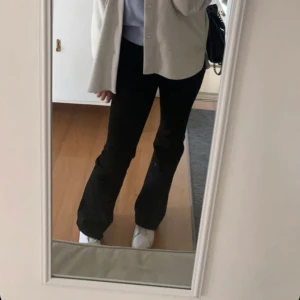 Jeans  - Jeans i stolek 38⭐️andvända en gång, helt nya ! 