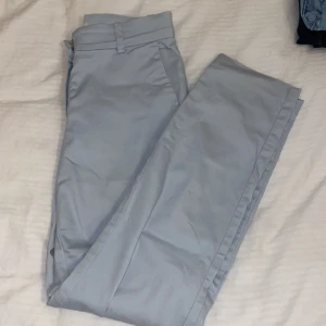 Kostymbyxor - Ett par ljusblåa kostymbyxor från H&M i storlek 34/xs. Använda men fortfarande bra skick! Säljer för 100kr. 