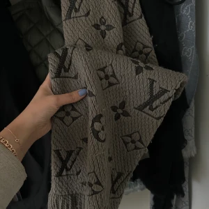 Louis Vuitton  - Halsduk till salu. Superfint skick!  