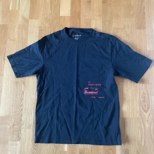 Jordan t-shirt strl S - Helt ny Jordan T-shirt perfekt skick. Väldigt populär och sällsynt!
