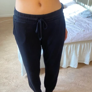 Svarta mjukisbyxor  - Svarta mjukisbyxor i tunt skönt material. Kan mötas upp eller frakta.