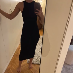 Klänning - Svart klänning från H&M, använd 1 gång.