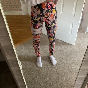 Stronger tights  - Säljer ett par Stronger tights i storlek xs! Sparsamt använda, endast lite nött på texten! Nypris: 800kr, mitt pris: 250kr+frakt! Pris kan diskuteras, hör av dig om du har någon fråga! 💕