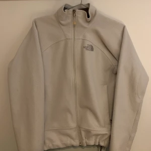 North face fleece - Krämvit färgad north face fleece! Säljer då den ej kommer till användning. Sparsamt använd🤎Köparen står för frakt! Skriv för fler bilder