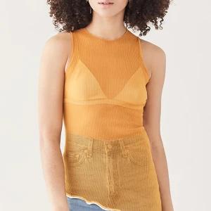 Acne Studios ny topp - Helt oanvänt halvtransparent linne i ett material som glittrar i solen. Färg: apricote orange Storlek: medium Nypris: 3000 kr.