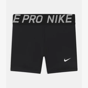 Nike shorts  - Säljer mina Nike shorts i nyskick, för små så knappt använda. Stl M men är små i storleken! 150kr+ frakt 