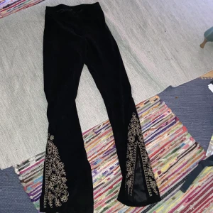 Världens coolaste byxor xs  - Köpte de på 90 talet  Ser nya ut Men man måste ha smala lår och smal midja/höft, så nu får någon annan ta över dessa. Jag är 165.