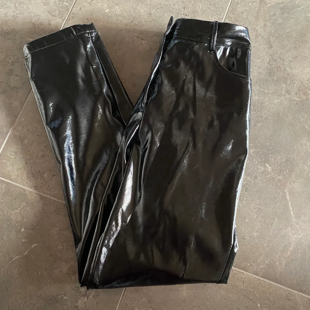 Supercoola lackbyxor i storlek 34 från NAKD                               Hör av dig om du har någon fråga 🖤. Jeans & Byxor.
