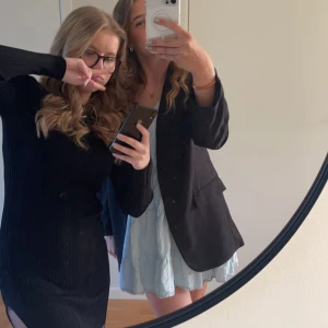 Kavaj  - Säljer nu min svarta kavaj på hm som är lite oversize. Köpt i somras men använt fåtal gånger så i bra skick.