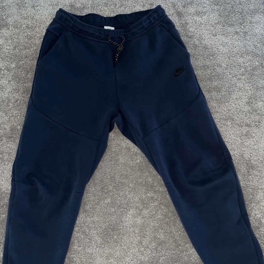 Mör blå Nike tech fleece 